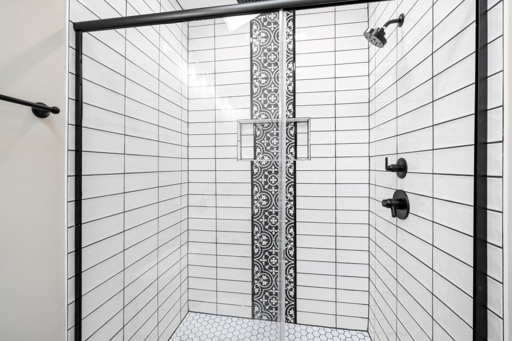 Dusche mit weißen Fliesen und Silikonfugen in der Ecke