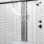 Dusche mit weißen Fliesen und Silikonfugen in der Ecke