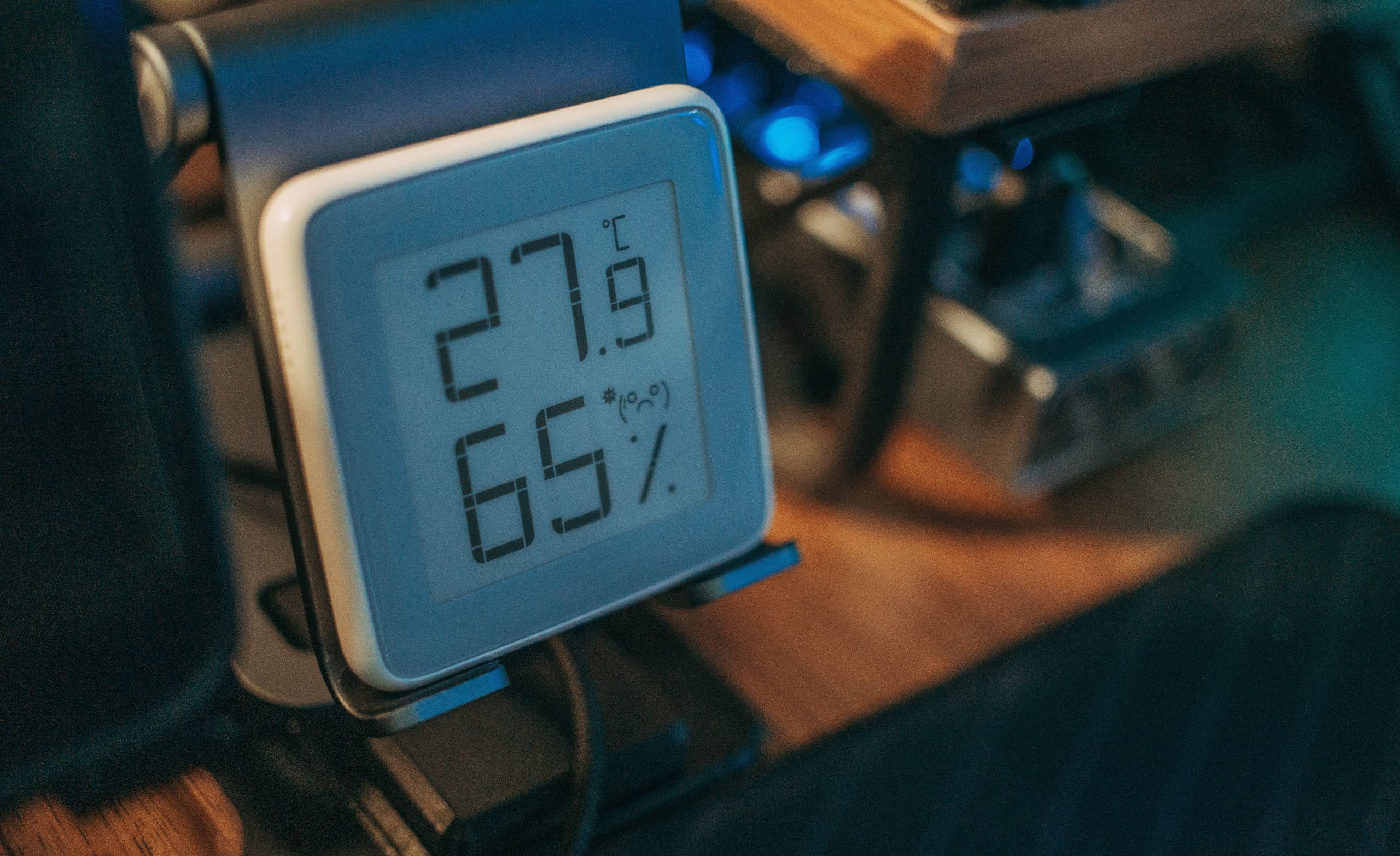 Digitales Hygrometer zeigt 27,9 Grad und 65 Prozent Luftfeuchtigkeit