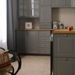 Helle Küche mit Arbeitsplatte aus Holz und Fenster über der Spüle