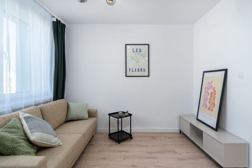 Kleine Wohnzimmer einrichten: Tipps für mehr Raumgefühl