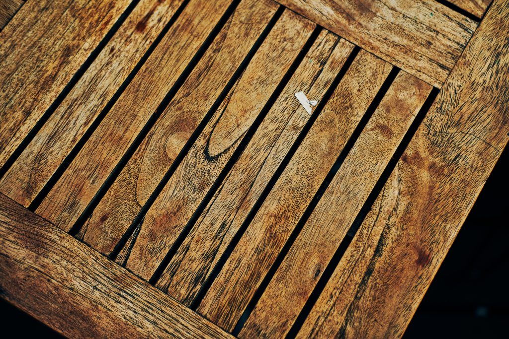 Holztischplatte von oben mit sichtbarer Maserung und Gebrauchsspuren