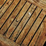 Holztischplatte von oben mit sichtbarer Maserung und Gebrauchsspuren