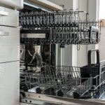 Geöffnete leere Spülmaschine in einer hellen Küche